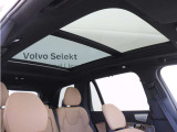 屋根一面まるごととも言える特大サイズのチルトアップ機構付電動パノラマ・ガラス・サンルーフ。晴天時はもちろん、雨天・曇天時にもシェードを開けることで常に開放的な車内空間を実現させてくれます。