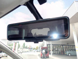 スマートルームミラーがリヤカメラで車両後方の映像ルームミラー表示しをクリアな後方視界を確保してくれます。