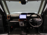 【コックピット】 高い着座位置で見晴らしが良く、運転に集中できる環境です。メーターも見やすい位置に配置。これから一緒に思い出を作れる相棒として、快適なドライブを。