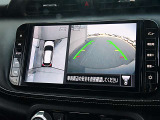 アラウンドビューモニターで運転席からクルマの前後左右の状況を確認できます。