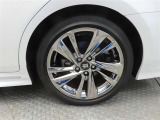 車両のデザインにマッチした純正アルミホイールを装着しています。