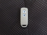 【スマートキー装備】キーを携帯していれば、前席のドアハンドルを握るだけでドアが解錠します。