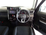 革巻きステアリングで快適な操作性の運転席です。