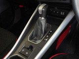 電動パーキングブレーキ・ブレーキホールドを装備してます。ホールド機能は信号待ちが多い一般道で疲労軽減になり、大好評です!