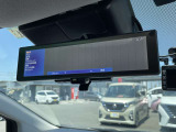 車両後方のカメラ映像を映し出し、車内の状況や、天候などに影響されずいつでもクリアな後方視界が得られるインテリジェントル-ムミラ-が装備されております。