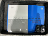 スマートキーは鍵をバッグに入れたままでもドアロックの開閉やエンジンのON・OFFができます。夜間や雨の日も鍵を探さなくて良いので便利です。