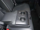後席の背もたれに肘置きとドリンクホルダーが隠れていますので、乗車人数が少ない時は、ご活用頂けますよ(*^-^*)