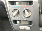 寒い冬も暑い夏も全席に快適な空調を届けてくれる、ダイヤル式エアコンを装備♪
