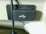 便利な充電用USBジャックも付いています。