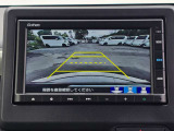 駐車時の安全確認をサポートするバックカメラも使用できます。インターナビで様々な情報を得ることもできます。