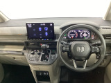 車内は光触媒抗菌消臭施工済です。インパネ周りはスタイリッシュなデザインで機能や装備も充実しています。グローブボックスやカップホルダーのほかにトレーなどたくさんの収納スペースが付いています。