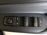 パワーウィンドウスイッチで運転席から全席の窓の開閉ができます。