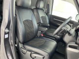 【運転席】座り心地が良いシートなので長時間の運転でも快適にお過ごしいただけます。新品のフロアマットのご注文も可能です。掲載箇所以外にご希望の写真がございましたらお気軽にお問い合わせ下さい。