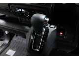 インパネシフトだから視線の移動も少なく足元もスッキリ♪運転席もゆったりしているのでゆとりを持ってドライブできますね!