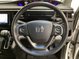 ハンドルにHondaセンシング系のクルーズコントロールやレーンキープアシストなどの操作スイッチが装備されています。ハンドルから手を離さず安全に操作できます。