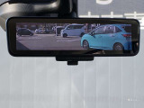後席の人や荷物などで後方の視界が遮られてもインテリジェントルームミラーで後方カメラの映像が映りますので後方確認が良好です。
