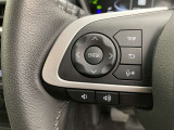 運転中、オーディオの操作をしてて、ハッとしたことはありませんか?ステアリングスイッチは、運転中でもハンドルでオーディオの操作が可能です。安全なドライブをサポートします。