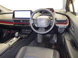 運転席まわりです。 各操作スイッチは使いやすい位置に配置されてます。