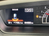 パーキングセンサーシステムは走行中に障害物が迫ると音と表示でお知らせ、低速走行時時の安心感を高めます