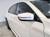 【BMWミラー】視認性の高いスタイリッシュなミラー。自動防眩機能も付いており夜間のドライビングをサポートします。