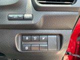 運転席のハンドル右奥側にまとめられたスイッチ群。一目で分かりやすく操作しやすいです。