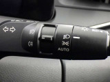 【オートライト】車外の明るさに応じて、自動的にライトの点灯・消灯をしてくれます。