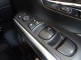 パワーウインドウスイッチ★電動格納機能付きで運転席からドアミラーの角度が調整可能です。電動格納機能付きです♪
