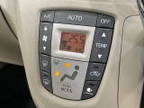 【オートエアコン】一度お好みの温度に設定すれば、車内の温度を検知し風量や温度を自動で調整。暑い&hellip;寒い&hellip;と何度もスイッチ操作をする必要はありません。快適な車内空間には必須の機能ですね♪