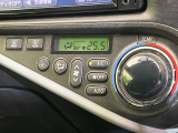 【オートエアコン】一度お好みの温度に設定すれば、車内の温度を検知し風量や温度を自動で調整。暑い&hellip;寒い&hellip;と何度もスイッチ操作をする必要はありません。快適な車内空間には必須の機能ですね♪