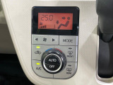 【オートエアコン】一度お好みの温度に設定すれば、車内の温度を検知し風量や温度を自動で調整。暑い&hellip;寒い&hellip;と何度もスイッチ操作をする必要はありません。快適な車内空間には必須の機能ですね♪