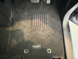運転席フロアマットです。使用感はありますが、目立った汚れや損傷はありません。