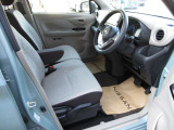 運転席にはアームレスト装備です