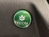 エンジンやエアコンなどクルマ全体の動きを燃費優先で自動制御するECONモード。空調など快適性を優先したいときは、スイッチ1つでOFFにすることも可能です。