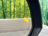 【ブラインドスポットモニター】走行中、ドアミラーの死角になりやすい箇所に後続車が接近するとサイドミラーのレンズに警告を表示!ドライバーに注意喚起をしてくれます。