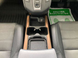 ドリンクホルダーの他に大きな収納も付いてます。