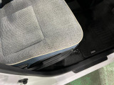 痛みの出やすい運転席シートの角、フロアマット、座面、ともに良好です