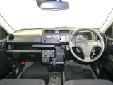 シンプルで見やすいデザイン、運転に集中できる快適な空間です。