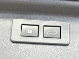 【パワーバックドア】スマートキーや運転席のボタンを押すだけでリアゲートが自動で開閉します!荷物を持っている時や、高い位置にあるバックドアを閉める際に便利な機能です♪