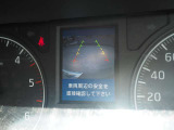 バックモニターはメーターに表示されるタイプになっており、駐車の際も安心です♪