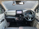 広々とした視界を体感でき、運転席まわりもゆったりしています。