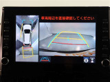 パノラミックビューモニター付きです。車両を上から見たような映像をモニター画面に表示。運転席からの目視では見にくい、車両周辺の状況をリアルタイムでしっかり確認できます。
