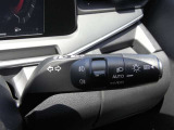 インテリジェントオートライトに加え、アダプティブLEDヘッドライトシステムを搭載!照射パターンを変化させて対向車や先行車が眩しくならないようにハイビームをキープすることで、良好な視界を確保します。