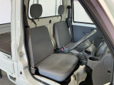 【運転席・助手席】内装ルームクリーニング済みです。しっかり綺麗にしていますので、是非、お確かめください。車に自信があるからこそ、是非一度ご来店頂き内外装も見てもらえると幸いです。