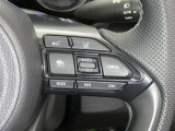 【レーダークルーズコントロール】(全車速追従機能付)付きです。車速に応じて追従支援してくれるので、ロングドライブも快適です。詳細は販売店スタッフまでおたずねください。