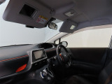 運転席・助手席のサンバイザーは、どちらもミラー付きです。