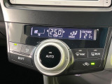 【オートエアコン】一度お好みの温度に設定すれば、車内の温度を検知し風量や温度を自動で調整。暑い&hellip;寒い&hellip;と何度もスイッチ操作をする必要はありません。快適な車内空間には必須の機能ですね♪