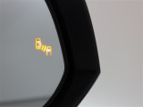 隣車線を走る車両をレーダーで検知し、ドアミラーでは確認しにくい後側方エリアに存在する車両に加え、急接近してくる車両も検知します。車両を検知するとドアミラーに搭載されたLEDインジケーターが点灯します。