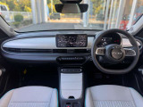 大きなフロントガラスで見切りが良く運転しやすいです。