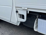 【荷台ステップ】左右についてますので、荷台での作業にロープを張るときに便利な、ステップです。