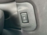 助手席の運転席側側面には後席用のシートヒータースイッチを装備。運転席の方も、後席にお座りの方からもすっと手を伸ばせば届く位置にスイッチがあり便利です。